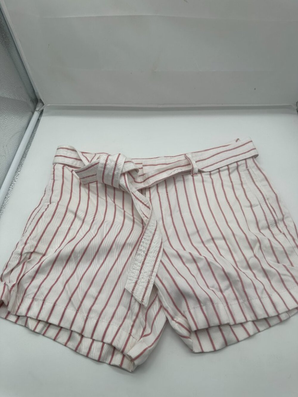 EUC Women’s Tommy Hilfiger White Red baseball Stripes Shorts 2 Inseam 5"